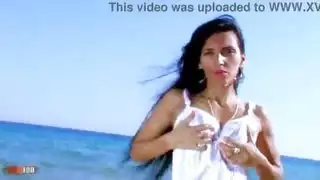 امرأة سمراء عربية في الجبهة العربية بيتينا كوكس تجريد على الشاطئ