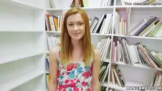 فتاة ثانوية عامة حمراء الشعر ترضع زب امين المكتبة بحرارة