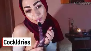 فتاة الحجاب العربية تمتص ديك