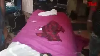 الثلاثي فتاتان ومحتوى إضافي