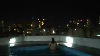 لم يكن الماء كافياً لإخماد النار ، لذلك مارسنا الجنس في المسبح (المرة الأولى لي في بركة)
