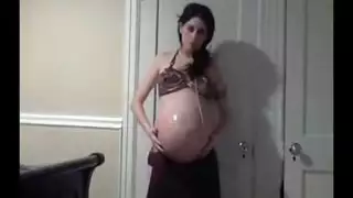 سيدة عربية حامل على كاميرا ويب