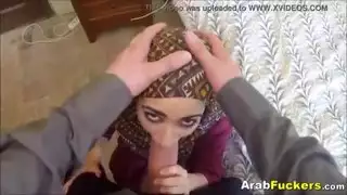 فتاة عربية فقيرة يائسة للحصول على المال تمتص والملاعين