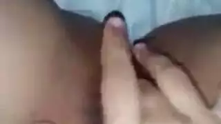 فوكس فوكس ينتشر ساقيها مفتوحة على مصراعيها، وبدأت فرك كس ضيق، شعر مشعر.