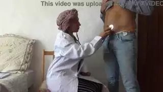 طبيب تركي يصاب بالصدمة عندما يظهر مريض قضيبه الكبير
