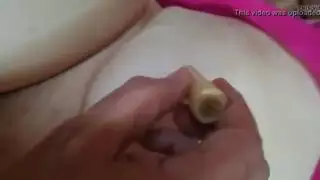 الدكر الزبير فاشخ كسها بزيره ويكتب على جسمها عشان يرضى متابعين نياكتهم