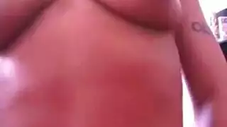 صب فاتنة شقراء الهواة في الفيديو المشاغب ووضع اصبعها في لعبة الجنس.