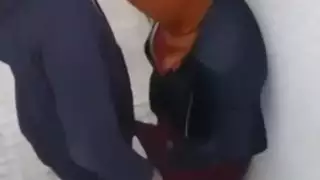 التقطت الكاميرا الخفية امرأة في الحجاب امتص صديق في الشارع