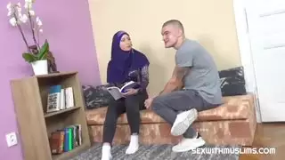 المعلم الإسلامي مثير يعطي درسًا خاصًا