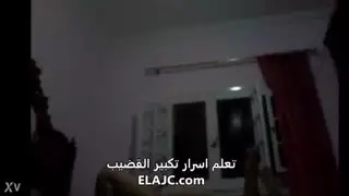 مثير عربي يتحدث ومذابح مع الصبي السعودي الديك الكبير
