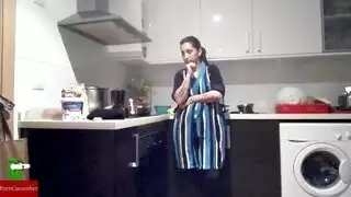 امرأة سمراء مارس الجنس أثناء الطهي من قدميها