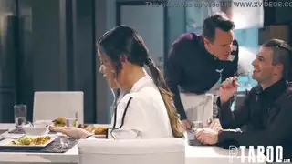 يلمس بوسه ببطء وممتع