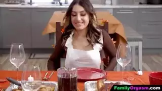 يستخدم ابنة زوجته كديك رومي مشوي