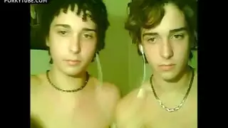 اثنين من Twinks لطيف تأخذ حوض استحمام ساخن