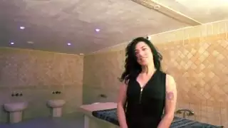 سابرينا ، الإيطالية الجميلة ، تريد الديك الفرنسي جيد