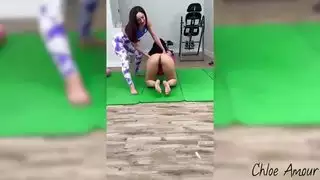 سارة العربية فاتنة الثدي الكبيرة تحصل على أكثر من مجرد امتداد مع عشيقة تمتد كلوي أمور وحزامها الكبير