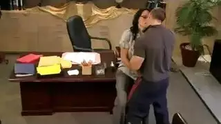 يتمتع وزير قرني بممارسة الجنس بالبخار مع رئيسها بعد أن أعطاه وظيفة
