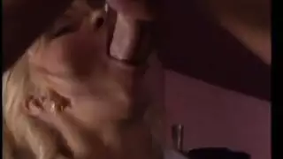 مقطع سكس رهيب من فيلم ايطالي و عاملة الفندق العاهرة تغري الزبون وتتحرش به حتى توقعه في حبالها