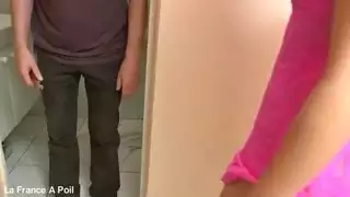 امرأة سمراء صغيرة يتم تسميرها من قبل رجل عجوز