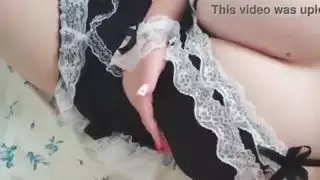 لم تستطع خادمة مثيرة أن تساعد نفسها وبدأت في إثارة ثديها الكبير الفاخرة