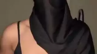 ندف الحجاب منفردا • فتاة مسلمة تستحوذ على صدرها العربي مثل وقحة سيئة جائعة للثدي