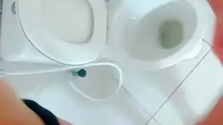 ممارسة الجنس في المرحاض مع شقراء متحمسة للغاية
