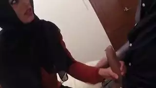 السكرتيرة العربية جوليا روكا تمتص الديك الضخم من الرئيس