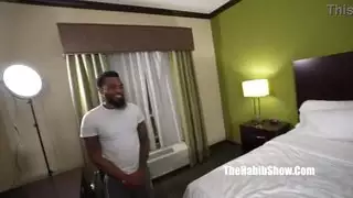 القرفة الكثيفة من ديترويت تحصل على ثقب تكساس الغريب المليء ببي بي سي