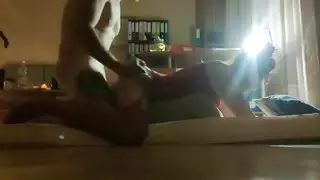 إنها تحرك أجزاءها مثل المغنية إلى قضيب هذا الرجل