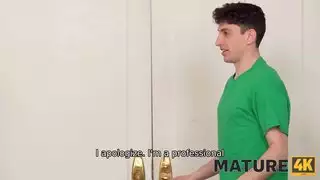 يتأمل مع هذا المعلم الذي يريد أن يلعب معه قليلاً