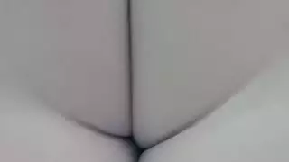 صنم كاميلتو في أرجل بيضاء