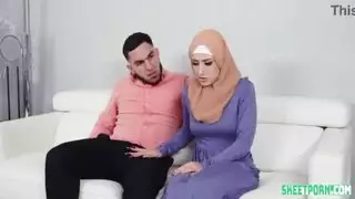 الأحجار الكريمة في الشرق الأوسط خادمة البنفسجي تحصل على مبلغ جيد من المال
