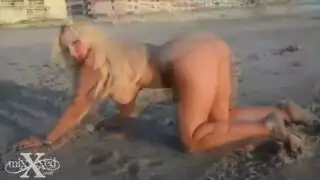 تم تصوير المرأة الطيبة على الشاطئ مرتدية ملابس قصيرة