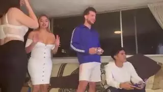 تبادلنا أنا وصديقي أصدقاءنا