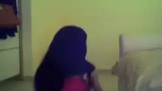 مثير فتاة العربية السعودية تربط الحجاب