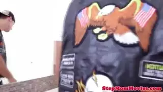 زوجة الأب العربية بينما تعشق الكلب