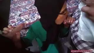 امرأة عربية يائسة الملاعين من أجل المال ()