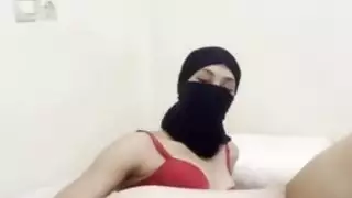 فتاة عربية خجولة الحجاب في النقاب يستمني ببطء ويفرك بوسها العصير