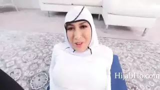 مساعدة الحجاب فاتنة تقوية عضلاتها بعقب