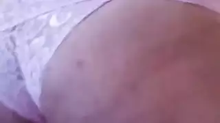 سيسي في سراويل داخلية وردية وحمالة صدرية رطبة ووحشية