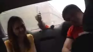 فتاة منفردة تحصل على قرنية في السيارة