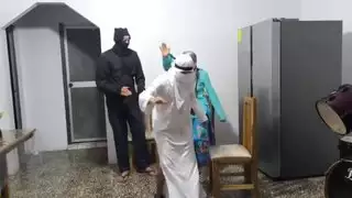 طقوس الخطوبة العربية! زوجان غير مخلصان يطلبان النصيحة أمام قس عربي، ثم ينتهي بهما الأمر بإتمام علاقتهما الإباحية العربية اللاتينية