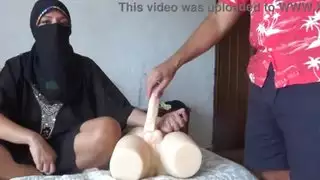 زوجة تركية مسلمة تصدم عندما يعلمها القواد كيفية ممارسة الجنس !!!