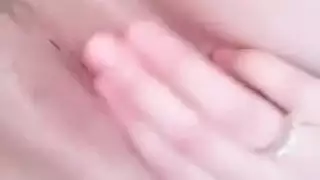 عسوله اوى وجسمها مرمر تلعب فى كسها تنيكه لحد ما تنزل السبعه ونص