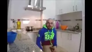 صبي فقير يمارس الجنس مع امرأة سمينة في المطبخ