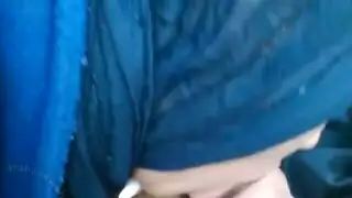 مصرية محجبة تمص و تاكل زب حبيبها في السيارة | سكس مصري جديد