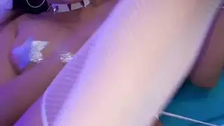سامي باركر في جوارب الملابس الداخلية يمنح تايلر د اللعنة البرية خارج المجموعة