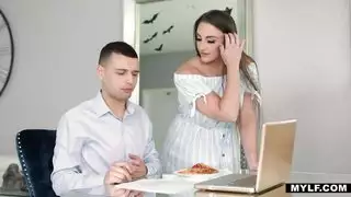 ينتهز الابن الفرصة لينيك زوجة أبيه - سكس امهات