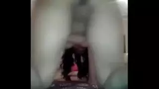 التمسك زجاجة بيرة في الحمار