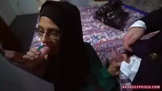 فتاة عربية ملبسة تدفع لامتصاص الديوك